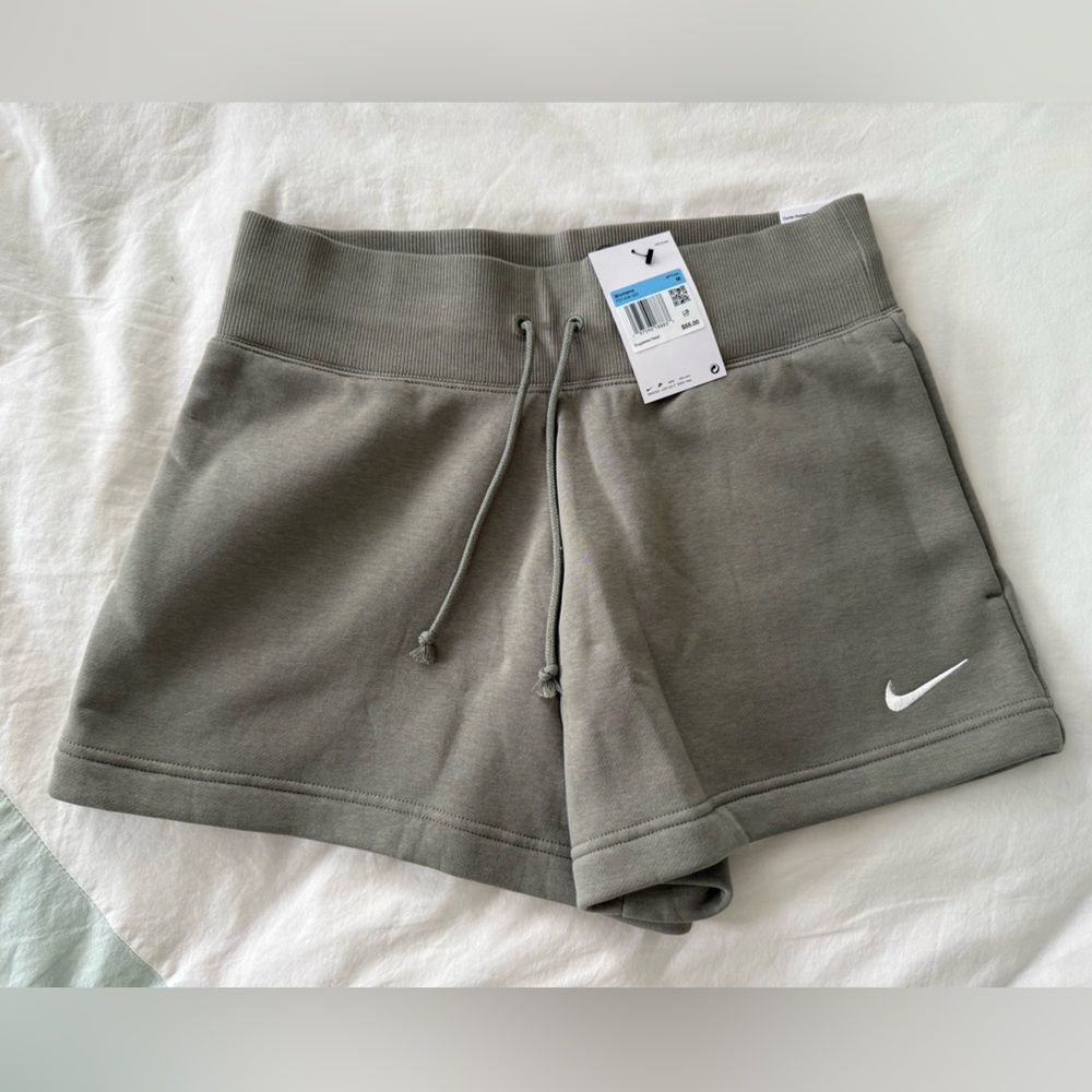 Nike Women's High-Waisted Loose Shorts, size M